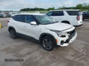 ✅ 2023 Kia Seltos LX • VIN: KNDEPCAA4P7372131 • Lot: 42748770. Wystawiony na IAAI z przebiegiem 40 474 mil. Bezpłatny archiwum sprzedaży aukcyjnych z USA i szczegółowy raport historii pojazdu na DreamBid. Zdjęcie 1.