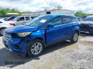 ✅ 2017 Ford Escape SE • VIN: 1FMCU9GD8HUA90786 • Lot: 42300003. Wystawiony na IAAI z przebiegiem 123 372 mil. Bezpłatny archiwum sprzedaży aukcyjnych z USA i szczegółowy raport historii pojazdu na DreamBid. Zdjęcie 2.