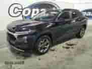 2025 Chevrolet Trax LT z VIN KL77LHEP3SC240426, wystawiony jako Copart lot #85428065 z przebiegiem 18 472 mil mil oraz Czysty tytuł • Clean title. Historia ofert i sprzedaży dostępna na DreamBid. Obrazek 1.