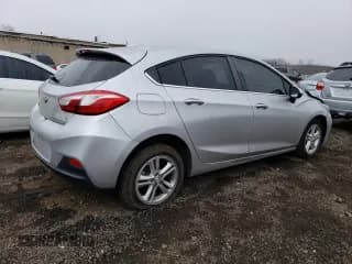 ✅ 2018 Chevrolet Cruze LT • VIN: 3G1BE6SM8JS613774 • Lot: 47378243. Wystawiony na Copart z przebiegiem 64 070 mil. Bezpłatny archiwum sprzedaży aukcyjnych z USA i szczegółowy raport historii pojazdu na DreamBid. Zdjęcie 3.