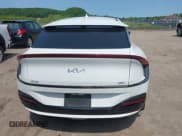 ✅ 2023 Kia EV6 GT-Line • VIN: KNDC4DLC6P5113026 • Lot: 42409836. Wystawiony na IAAI z przebiegiem 17 376 mil. Bezpłatny archiwum sprzedaży aukcyjnych z USA i szczegółowy raport historii pojazdu na DreamBid. Zdjęcie 16.