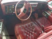 ✅ 1987 Cadillac Brougham • VIN: 1G6DW51Y8H9760303 • Lot: 59555665. Wystawiony na Copart z przebiegiem 34 784 mil. Bezpłatny archiwum sprzedaży aukcyjnych z USA i szczegółowy raport historii pojazdu na DreamBid. Zdjęcie 8.