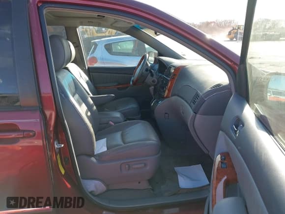 ✅ 2010 Toyota Sienna XLE • VIN: 5TDYK4CCXAS325649 • Lot: 43745133. Listed on IAAI with 130,180 mi. Free auction sales archive from the USA and detailed vehicle history report at DreamBid. Image 5.