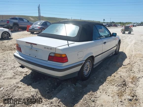 ✅ 1995 BMW 3 Series 325i • VIN: WBABJ632XSJD40243 • Lot: 41838410. Listed on IAAI with 199,909 mi. Free auction sales archive from the USA and detailed vehicle history report at DreamBid. Image 4.