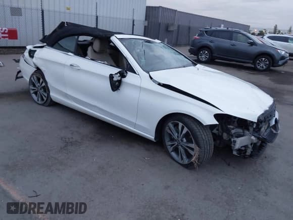 ✅ 2018 Mercedes-Benz C 300 • VIN: WDDWK4JBXJF616725 • Lot: 43692722. Wystawiony na IAAI z przebiegiem 65 601 mil. Bezpłatny archiwum sprzedaży aukcyjnych z USA i szczegółowy raport historii pojazdu na DreamBid. Zdjęcie 1.
