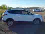2018 Ford Escape SE z VIN 1FMCU9GD7JUC68368, wystawiony jako IAAI lot #43336557 z przebiegiem 104 766 mil mil oraz . Historia ofert i sprzedaży dostępna na DreamBid. Obrazek 13.