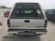 2004 Chevrolet Silverado 1500 LS z VIN 1GCEC14T54E186571, wystawiony jako Copart lot #60991645 z przebiegiem 308 569 mil mil oraz Szkoda całkowita • Salvage title. Historia ofert i sprzedaży dostępna na DreamBid. Obrazek 6.