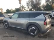 ✅ 2024 Kia EV9 Wind • VIN: KNDAFFS52R6037592 • Lot: 90968825. Wystawiony na Copart z przebiegiem 19 246 mil. Bezpłatny archiwum sprzedaży aukcyjnych z USA i szczegółowy raport historii pojazdu na DreamBid. Zdjęcie 2.