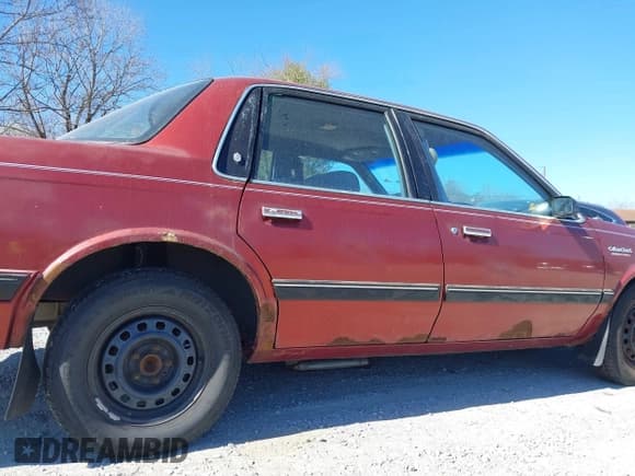 ✅ 1992 Oldsmobile Cutlass Ciera • VIN: 1G3AL54NXN6305928 • Lot: 41818941. Wystawiony na IAAI z przebiegiem 107 572 mil. Bezpłatny archiwum sprzedaży aukcyjnych z USA i szczegółowy raport historii pojazdu na DreamBid. Zdjęcie 14.