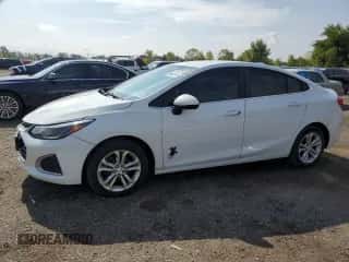 2019 Chevrolet Cruze LT z VIN 1G1BE5SMXK7101007, wystawiony jako Copart lot #81601155 z przebiegiem 127 690 mil mil oraz Czysty tytuł • Clean title. Historia ofert i sprzedaży dostępna na DreamBid. Obrazek 1.