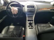 ✅ 2015 Lincoln MKZ • VIN: 3LN6L2J92FR607094 • Lot: 82484395. Wystawiony na Copart z przebiegiem 120 430 mil. Bezpłatny archiwum sprzedaży aukcyjnych z USA i szczegółowy raport historii pojazdu na DreamBid. Zdjęcie 8.