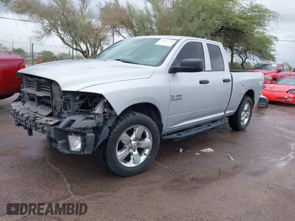 2018 Ram 1500 Tradesman z VIN 1C6RR6FG0JS280326, wystawiony jako IAAI lot #43422781 z przebiegiem 89 435 mil mil oraz . Historia ofert i sprzedaży dostępna na DreamBid. Obrazek 2.