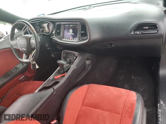 ✅ 2021 Dodge Challenger R/T • VIN: 2C3CDZBT1MH601601 • Lot: 39431493. Wystawiony na Copart z przebiegiem 19 148 mil. Bezpłatny archiwum sprzedaży aukcyjnych z USA i szczegółowy raport historii pojazdu na DreamBid. Zdjęcie 8.