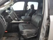 ✅ 2015 Ram 1500 Laramie • VIN: 1C6RR7NT1FS660397 • Lot: 75496464. Wystawiony na Copart z przebiegiem Nie podano. Bezpłatny archiwum sprzedaży aukcyjnych z USA i szczegółowy raport historii pojazdu na DreamBid. Zdjęcie 7.