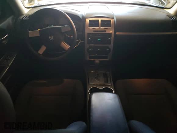 2010 Dodge Charger SXT z VIN 2B3CA3CV1AH124053, wystawiony jako Copart lot #57555754 z przebiegiem 136 256 mil mil oraz Szkoda całkowita • Salvage title. Historia ofert i sprzedaży dostępna na DreamBid. Obrazek 8.