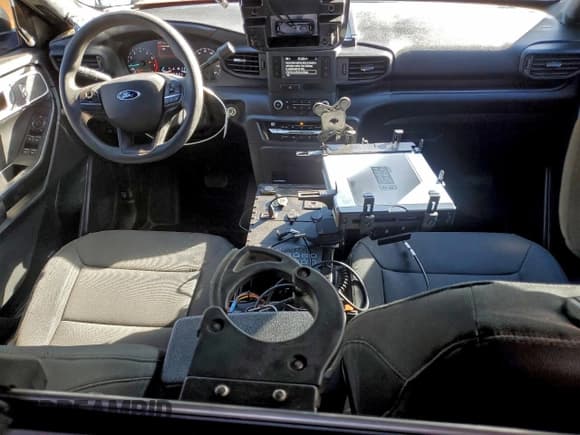 ✅ 2021 Ford Police Interceptor Utility • VIN: 1FM5K8AB4MGA43912 • Lot: 92089935. Wystawiony na Copart z przebiegiem 44 577 mil. Bezpłatny archiwum sprzedaży aukcyjnych z USA i szczegółowy raport historii pojazdu na DreamBid. Zdjęcie 8.