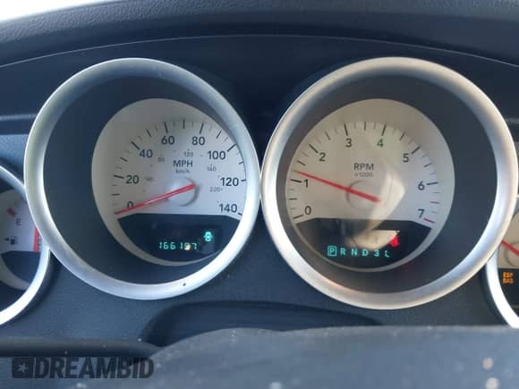 2005 Dodge Magnum SE z VIN 2D4FV48V55H648314, wystawiony jako IAAI lot #41393142 z przebiegiem 166 197 mil mil oraz . Historia ofert i sprzedaży dostępna na DreamBid. Obrazek 7.