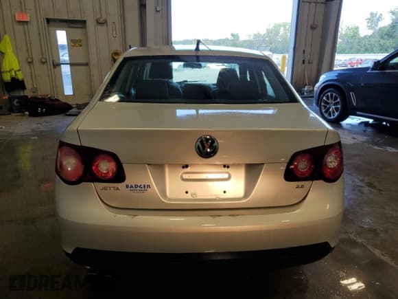 ✅ 2010 Volkswagen Jetta Limited Edition • VIN: 3VWAZ7AJXAM099268 • Lot: 65398025. Wystawiony na Copart z przebiegiem 169 280 mil. Bezpłatny archiwum sprzedaży aukcyjnych z USA i szczegółowy raport historii pojazdu na DreamBid. Zdjęcie 6.