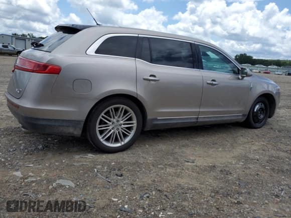 ✅ 2018 Lincoln MKT Reserve • VIN: 2LMHJ5AT3JBL00511 • Лот: 60818315. Опубликован ранее на Copart с пробегом 174 737 миль. Бесплатный доступ к архиву аукционных продаж из США и подробный отчёт об истории автомобиля на DreamBid. Изображение 3.