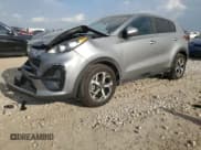 ✅ 2020 Kia Sportage LX • VIN: KNDPM3AC7L7642983 • Лот: 89859245. Опубликован ранее на Copart с пробегом 85 271 миль. Бесплатный доступ к архиву аукционных продаж из США и подробный отчёт об истории автомобиля на DreamBid. Изображение 1.