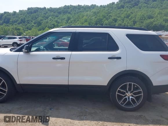 ✅ 2017 Ford Explorer Sport • VIN: 1FM5K8GTXHGA15263 • Lot: 42497715. Wystawiony na IAAI z przebiegiem 201 322 mil. Bezpłatny archiwum sprzedaży aukcyjnych z USA i szczegółowy raport historii pojazdu na DreamBid. Zdjęcie 14.