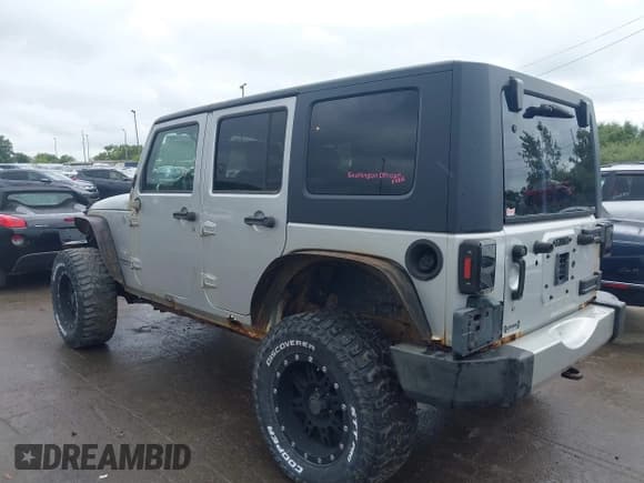 ✅ 2008 Jeep Wrangler Unlimited Sahara • VIN: 1J4GA59148L617989 • Lot: 43095265. Wystawiony na IAAI z przebiegiem 153 328 mil. Bezpłatny archiwum sprzedaży aukcyjnych z USA i szczegółowy raport historii pojazdu na DreamBid. Zdjęcie 3.