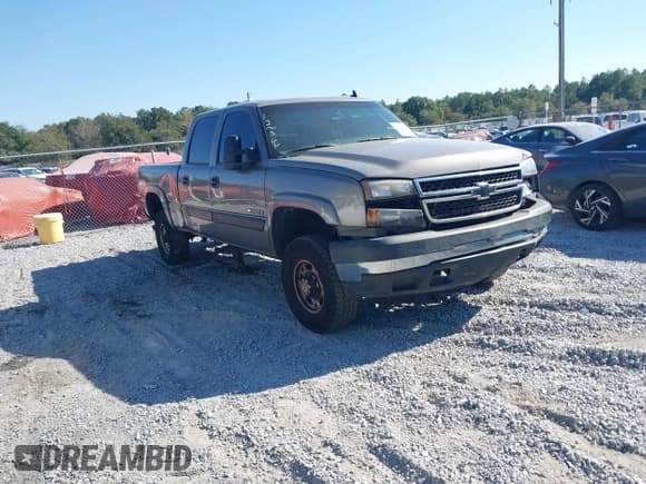 ✅ 2006 Chevrolet Silverado 2500HD Work Truck • VIN: 1GCHC23U06F122366 • Lot: 43701699. Wystawiony na IAAI z przebiegiem 330 993 mil. Bezpłatny archiwum sprzedaży aukcyjnych z USA i szczegółowy raport historii pojazdu na DreamBid. Zdjęcie 1.