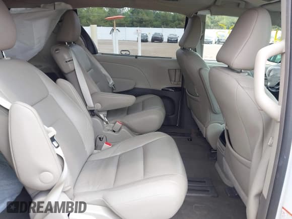 ✅ 2017 Toyota Sienna XLE Auto Access Seat • VIN: 5TDYZ3DC4HS815406 • Lot: 42252925. Listed on IAAI with 71,058 mi. Free auction sales archive from the USA and detailed vehicle history report at DreamBid. Image 8.
