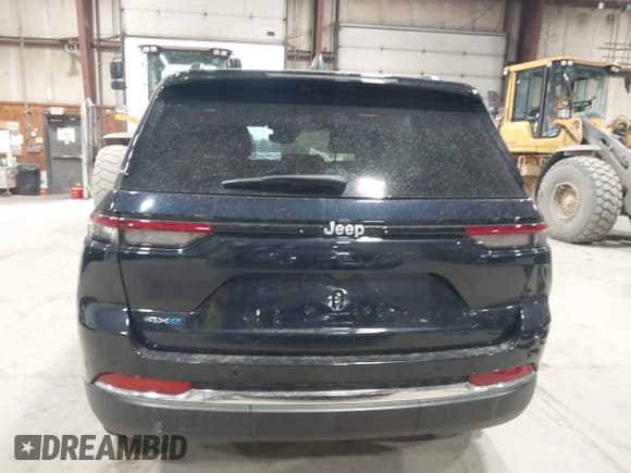 ✅ 2024 Jeep Grand Cherokee • VIN: 1C4RJYB65R8582910 • Lot: 41719656. Listed on IAAI with 9,176 mi. Free auction sales archive from the USA and detailed vehicle history report at DreamBid. Image 17.