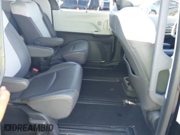 ✅ 2022 Toyota Sienna XSE • VIN: 5TDXSKFC2NS044270 • Lot: 43699989. Listed on IAAI with 5,561 mi. Free auction sales archive from the USA and detailed vehicle history report at DreamBid. Image 8.