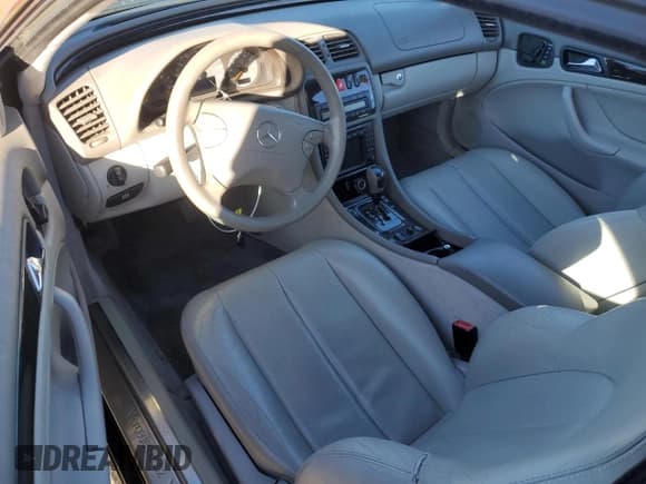 ✅ 2001 Mercedes-Benz CLK 320/430 • VIN: WDBLJ70G41F189166 • Лот: 87976845. Опубликован ранее на Copart с пробегом 139 316 миль. Бесплатный доступ к архиву аукционных продаж из США и подробный отчёт об истории автомобиля на DreamBid. Изображение 8.