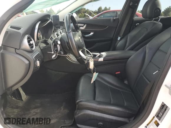 ✅ 2016 Mercedes-Benz C 300 • VIN: 55SWF4KB2GU155903 • Lot: 70363995. Wystawiony na Copart z przebiegiem 70 130 mil. Bezpłatny archiwum sprzedaży aukcyjnych z USA i szczegółowy raport historii pojazdu na DreamBid. Zdjęcie 7.