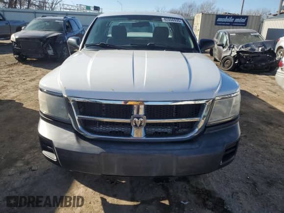 2008 Dodge Dakota SXT z VIN 1D7HE32K58S529972, wystawiony jako Copart lot #42056935 z przebiegiem 211 533 mil mil oraz Szkoda całkowita • Salvage title. Historia ofert i sprzedaży dostępna na DreamBid. Obrazek 5.