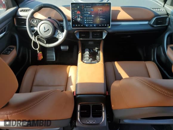 ✅ 2024 VinFast VF 8 Plus • VIN: RLLV1AFA7RH007881 • Lot: 65514165. Wystawiony na Copart z przebiegiem 8 138 mil. Bezpłatny archiwum sprzedaży aukcyjnych z USA i szczegółowy raport historii pojazdu na DreamBid. Zdjęcie 8.