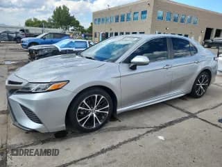 ✅ 2020 Toyota Camry SE • VIN: 4T1G11AK6LU962099 • Lot: 69279805. Wystawiony na Copart z przebiegiem 105 033 mil. Bezpłatny archiwum sprzedaży aukcyjnych z USA i szczegółowy raport historii pojazdu na DreamBid. Zdjęcie 1.