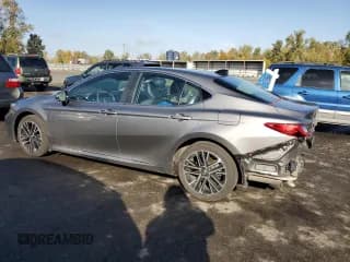 ✅ 2025 Toyota Camry LE • VIN: 4T1DBADK0SU506464 • Лот: 90128955. Опубликован ранее на Copart с пробегом 13 738 миль. Бесплатный доступ к архиву аукционных продаж из США и подробный отчёт об истории автомобиля на DreamBid. Изображение 2.