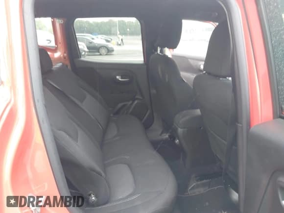 ✅ 2021 Jeep Renegade 80th Anniversary • VIN: ZACNJDBB9MPN14886 • Lot: 42623085. Wystawiony na IAAI z przebiegiem 30 640 mil. Bezpłatny archiwum sprzedaży aukcyjnych z USA i szczegółowy raport historii pojazdu na DreamBid. Zdjęcie 8.