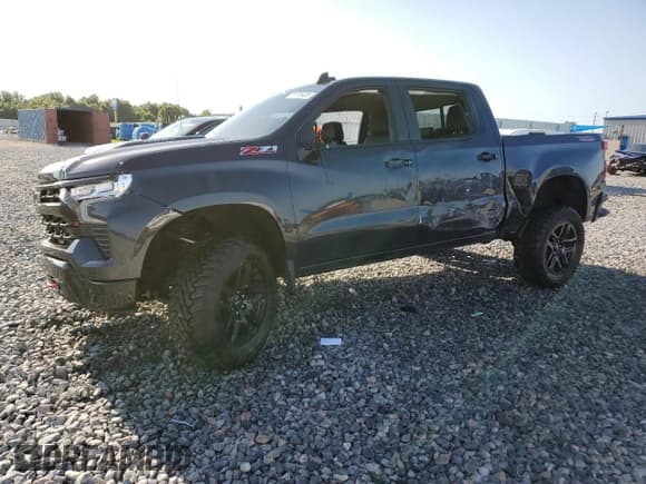 ✅ 2022 Chevrolet Silverado 1500 LT Trail Boss • VIN: 3GCUDFET2NG566112 • Lot: 56796405. Wystawiony na Copart z przebiegiem 27 750 mil. Bezpłatny archiwum sprzedaży aukcyjnych z USA i szczegółowy raport historii pojazdu na DreamBid. Zdjęcie 1.