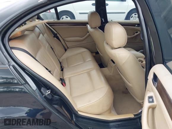 ✅ 2004 BMW 3 Series 325i • VIN: WBAEV33474KR28791 • Lot: 43064226. Listed on IAAI with 131,914 mi. Free auction sales archive from the USA and detailed vehicle history report at DreamBid. Image 8.