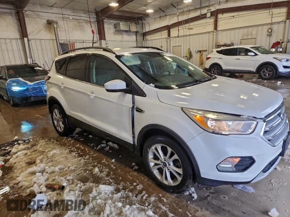 ✅ 2018 Ford Escape SE • VIN: 1FMCU9GD5JUC63010 • Lot: 96084075. Wystawiony na Copart z przebiegiem 60 259 mil. Bezpłatny archiwum sprzedaży aukcyjnych z USA i szczegółowy raport historii pojazdu na DreamBid. Zdjęcie 4.