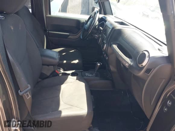 ✅ 2016 Jeep Wrangler Unlimited Sport • VIN: 1C4BJWDG7GL229364 • Lot: 42239069. Wystawiony na IAAI z przebiegiem 87 001 mil. Bezpłatny archiwum sprzedaży aukcyjnych z USA i szczegółowy raport historii pojazdu na DreamBid. Zdjęcie 5.