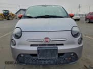 ✅ 2018 FIAT 500e • VIN: 3C3CFFGE3JT369329 • Lot: 94040425. Wystawiony na Copart z przebiegiem 53 262 mil. Bezpłatny archiwum sprzedaży aukcyjnych z USA i szczegółowy raport historii pojazdu na DreamBid. Zdjęcie 5.