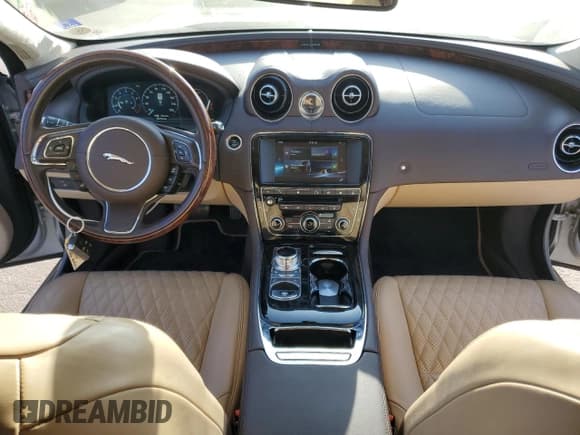 ✅ 2016 Jaguar XJ Portfolio • VIN: SAJWA2G76G8V94421 • Lot: 45875293. Wystawiony na Copart z przebiegiem 55 373 mil. Bezpłatny archiwum sprzedaży aukcyjnych z USA i szczegółowy raport historii pojazdu na DreamBid. Zdjęcie 8.