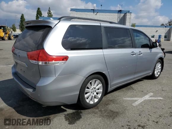 ✅ 2013 Toyota Sienna XLE AAS • VIN: 5TDYK3DC6DS371279 • Lot: 80127505. Wystawiony na Copart z przebiegiem 137 003 mil. Bezpłatny archiwum sprzedaży aukcyjnych z USA i szczegółowy raport historii pojazdu na DreamBid. Zdjęcie 3.