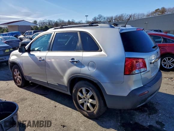 ✅ 2012 Kia Sorento LX • VIN: 5XYKT3A61CG226471 • Лот: 92984335. Опубликован ранее на Copart с пробегом 166 829 миль. Бесплатный доступ к архиву аукционных продаж из США и подробный отчёт об истории автомобиля на DreamBid. Изображение 2.