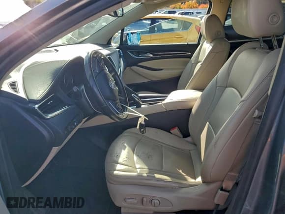 ✅ 2019 Buick Enclave Essence • VIN: 5GAERBKW9KJ295381 • Lot: 95523545. Wystawiony na Copart z przebiegiem 69 585 mil. Bezpłatny archiwum sprzedaży aukcyjnych z USA i szczegółowy raport historii pojazdu na DreamBid. Zdjęcie 7.