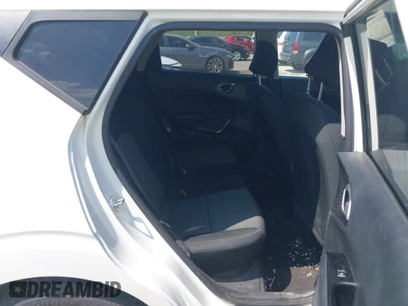 ✅ 2021 Kia Soul LX • VIN: KNDJ23AU2M7129372 • Lot: 42699901. Wystawiony na IAAI z przebiegiem 93 042 mil. Bezpłatny archiwum sprzedaży aukcyjnych z USA i szczegółowy raport historii pojazdu na DreamBid. Zdjęcie 8.