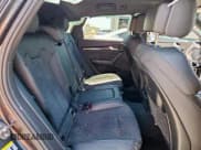 ✅ 2022 Audi SQ5 Premium • VIN: WA1A4AFY2N2103115 • Lot: 68171305. Wystawiony na Copart z przebiegiem Nie podano. Bezpłatny archiwum sprzedaży aukcyjnych z USA i szczegółowy raport historii pojazdu na DreamBid. Zdjęcie 11.