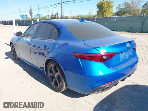 ✅ 2018 Alfa Romeo Giulia • VIN: ZARFAEBN0J7566218 • Лот: 43607102. Опубликован ранее на IAAI с пробегом 27 779 миль. Бесплатный доступ к архиву аукционных продаж из США и подробный отчёт об истории автомобиля на DreamBid. Изображение 3.