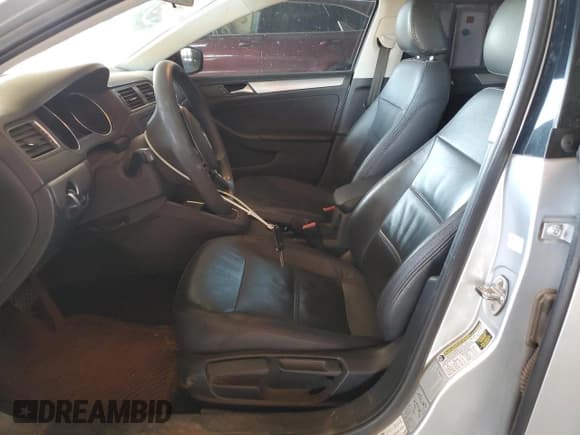 ✅ 2015 Volkswagen Jetta SE • VIN: 3VWD17AJ3FM293118 • Lot: 90103575. Wystawiony na Copart z przebiegiem 140 596 mil. Bezpłatny archiwum sprzedaży aukcyjnych z USA i szczegółowy raport historii pojazdu na DreamBid. Zdjęcie 7.